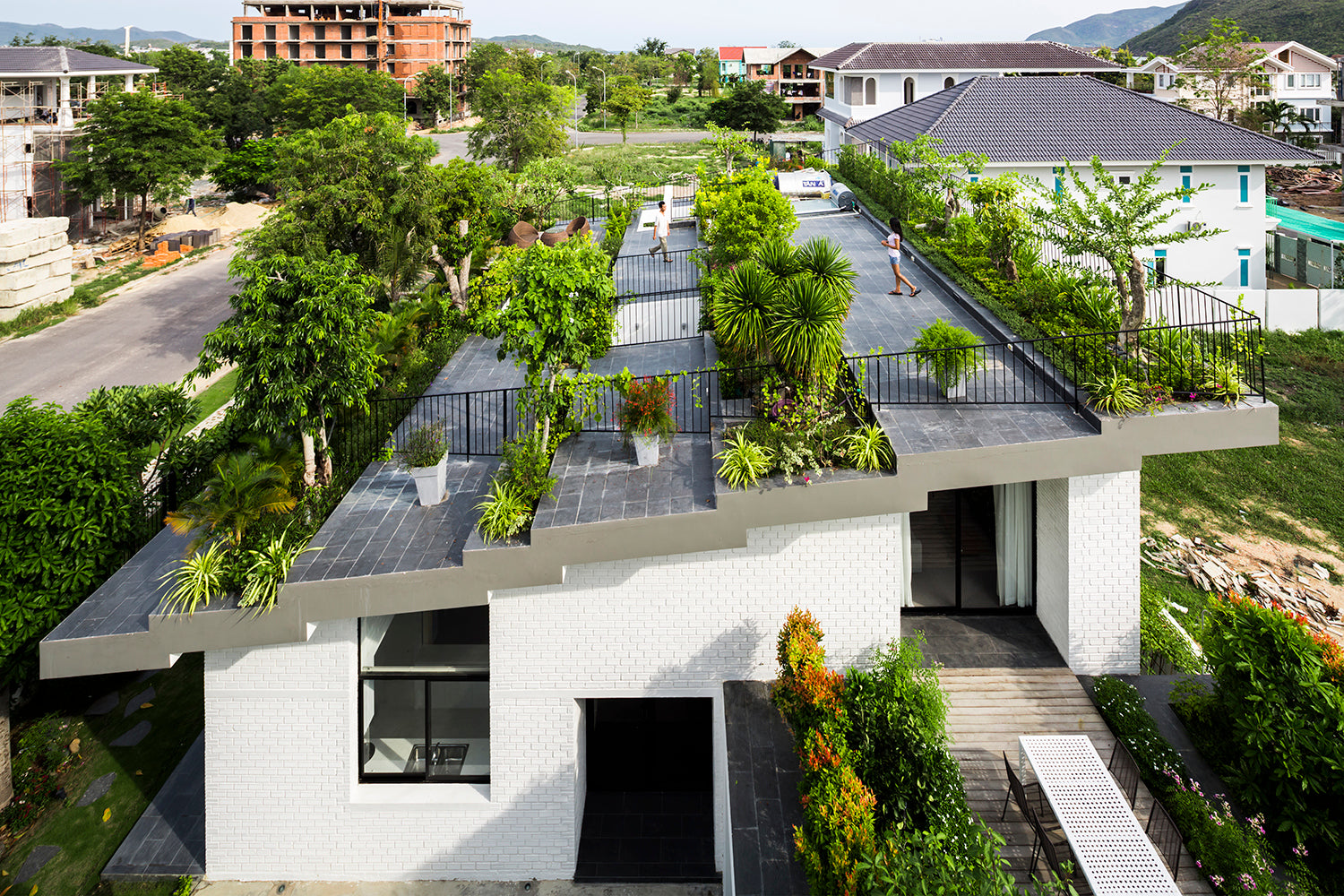 Stepped Garden Beautifies Hoan House in Central Vietnam