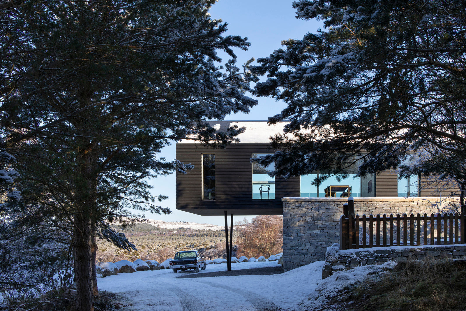 A Residence In The Scottish Highlands Got Radical Extension