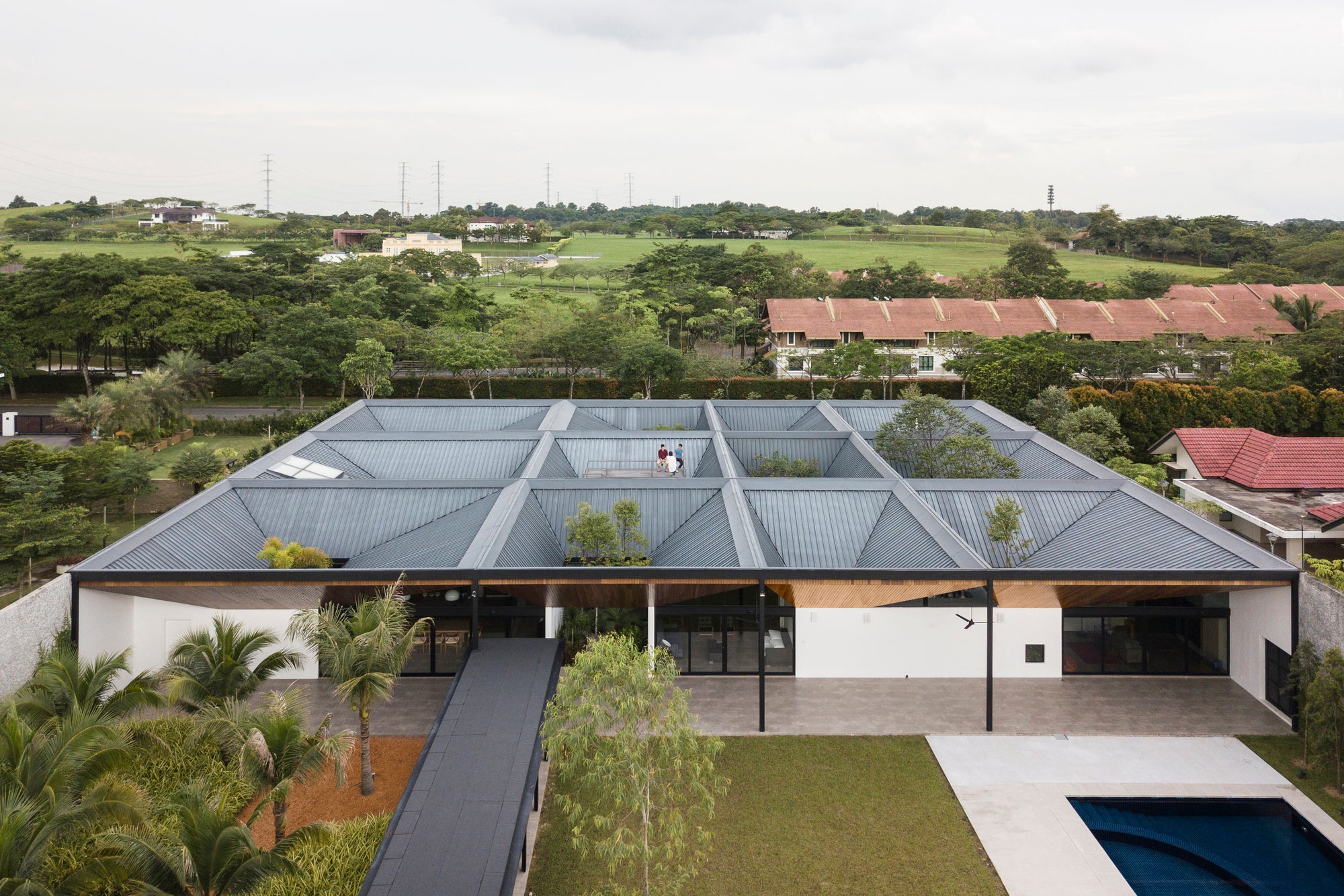 45000 ft² Cloister House Offers Communal Spaces With Privacy