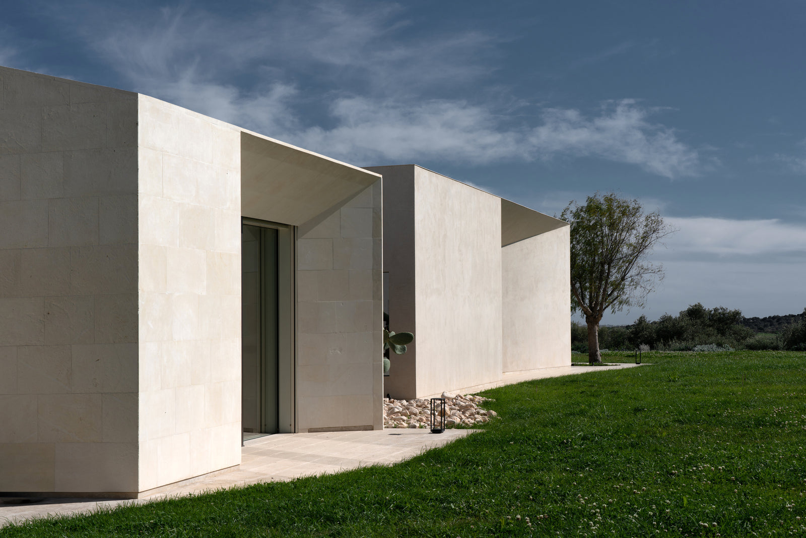 Villa In Noto Inspired The Birth Of Nature From Its Material