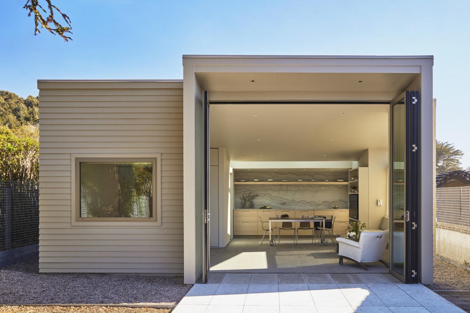 A Tiny Writer's Beach Retreat As Serene Contemplate Space