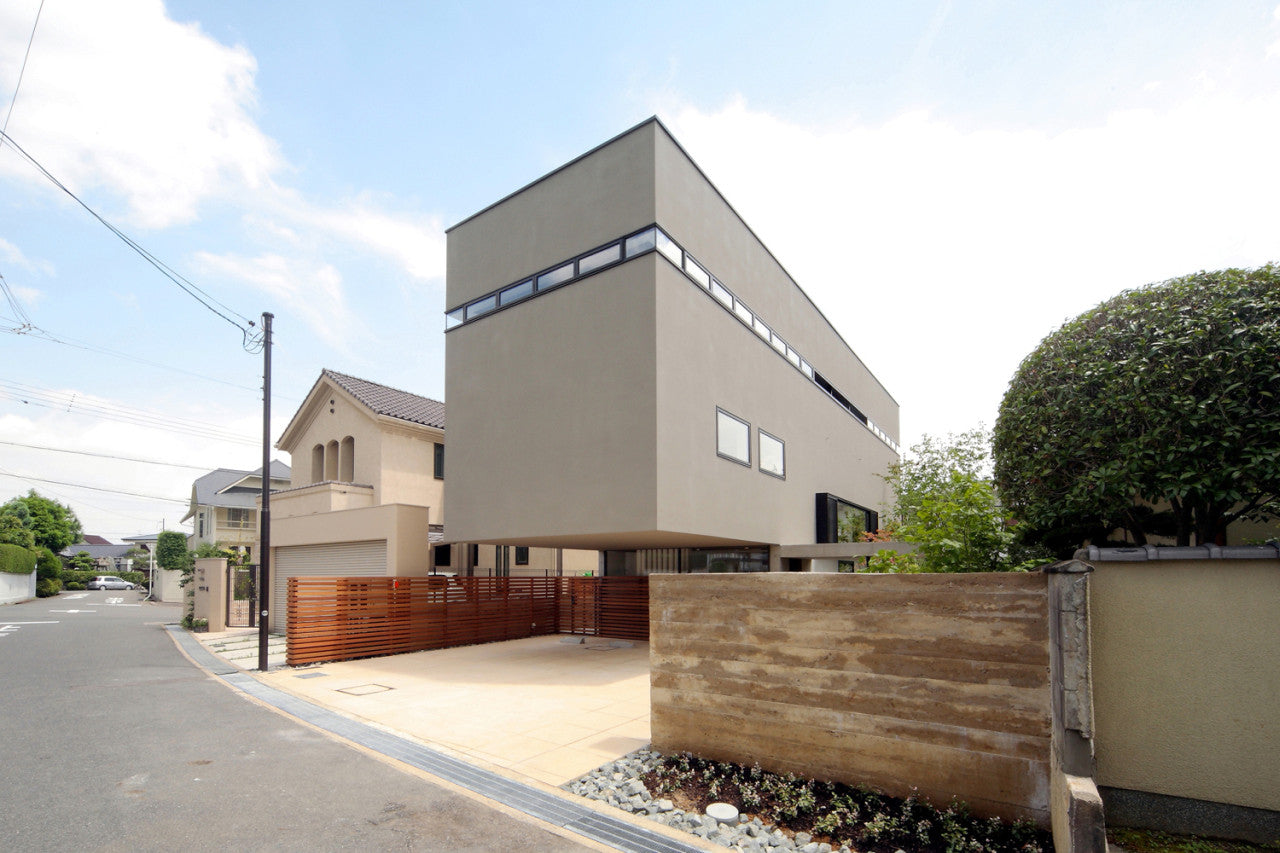 Contemporary House In Senri Hovers